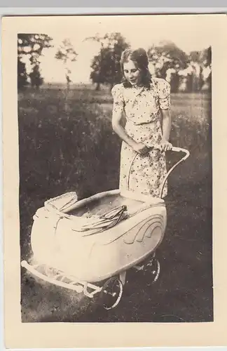 (F20490) Orig. Foto junge Frau mit Kinderwagen im Freien 1930/40er