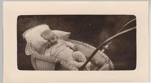(F20489) Orig. Foto Kleinkind liegt im Korb-Kinderwagen 1930/40er