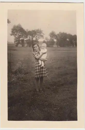 (F20488) Orig. Foto Mädchen mit Kleinkind auf dem Arm 1930/40er