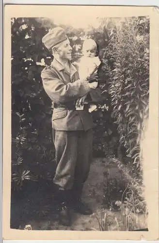 (F20486) Orig. Foto deutscher Soldat mit Kleinkind auf dem Arm 1930/40er