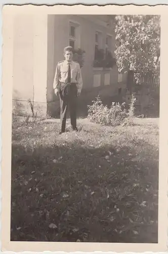 (F20485) Orig. Foto deutscher Soldat steht im Garten 1930/40er