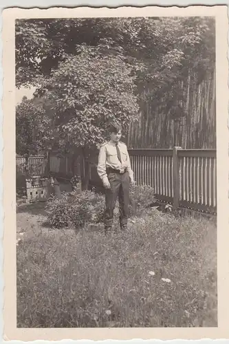 (F20484) Orig. Foto deutscher Soldat steht im Garten 1930/40er