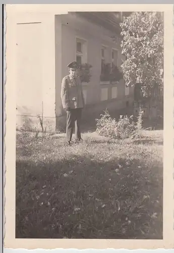 (F20483) Orig. Foto deutscher Soldat steht im Garten 1930/40er