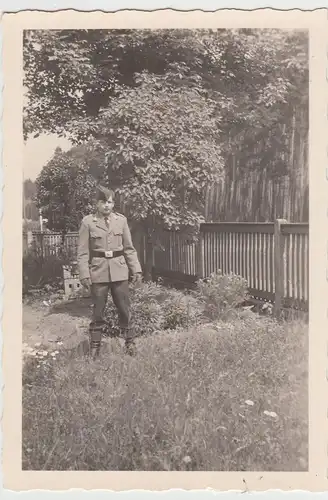 (F20482) Orig. Foto deutscher Soldat steht im Garten 1930/40er