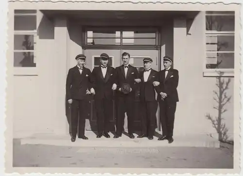 (F20473) Org. Foto Diepholz, Studenten v. Turnhalle d. Graf-Friedrich-Schule '32