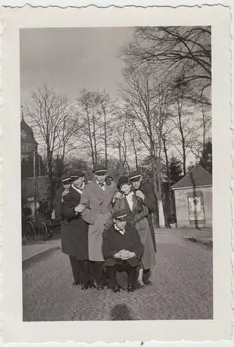 (F20465) O. Foto Diepholz, Schüler d. Oberprima a.d. Straße, best. Prüfung 1932