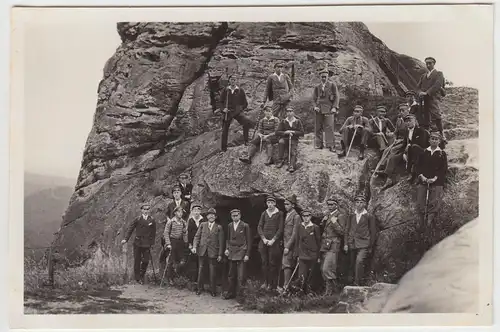 (F20441) Orig. Foto Regenstein b. Blankenburg, junge Männer vor Felsen 1930