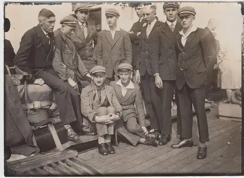 (F20422) Orig. Foto junge Männer auf Dampfer >Cobra< v. Hamburg n. Cuxhaven 1929
