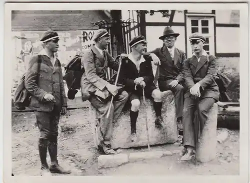 (F20416) Orig. Foto junge Männer sitzen auf Stein, Ort bei Hann.Münden 1929