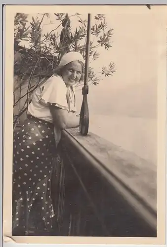 (F20389) Orig. Foto Frau steht auf einem Balkon 1933