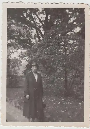 (F20388) Orig. Foto Frau spaziert im Park 1930er