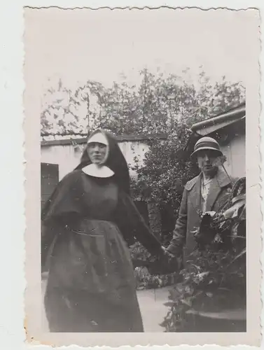 (F20382) Orig. Foto Frau u. Nonne im Garten 1930er