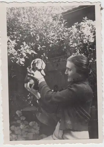 (F20378) Orig. Foto Frau mit Hundewelpe im Garten 1930er