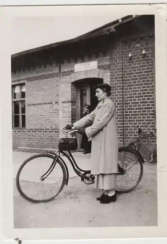 (F20377) Orig. Foto Frau m. Fahrrad vor Bahnhofsgebäude 1930er