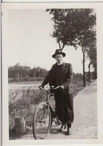 (F20376) Orig. Foto junger Mann, Geistlicher unterwegs m. Fahrrad 1930er