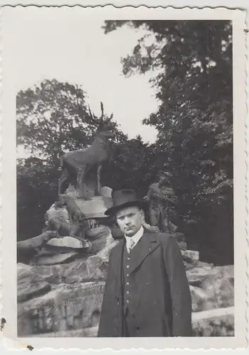 (F20375) Orig. Foto Berlin, Herr vor dem Hubertusbrunnen 1930er