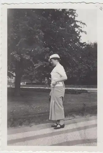 (F20370) Orig. Foto Frau spaziert in einem Park 1930er