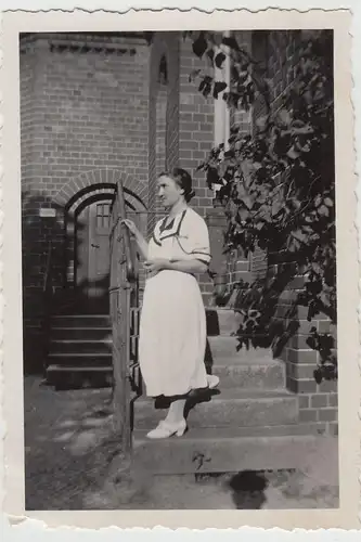 (F20356) Orig. Foto Frau steht auf Treppe am Haus 1930er