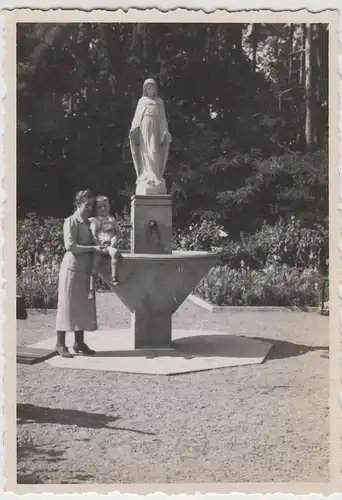 (F20355) Orig. Foto Frau u. Junge am Marienbrunnen im Kissingengarten 1930er