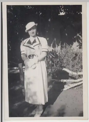 (F20354) Orig. Foto junge Frau, Spaziergang 1930er