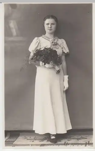 (F2035) Orig. Foto junge Frau mit Blumenstrauß, Kabinettfoto, 1939