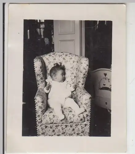 (F20349) Orig. Foto Kleinkind sitzt im Sessel 1930er