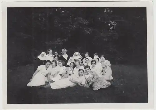(F20342) Orig. Foto Berlin Schöneiche, Frauen, Schwestern, Nonnen im Wald 1930er