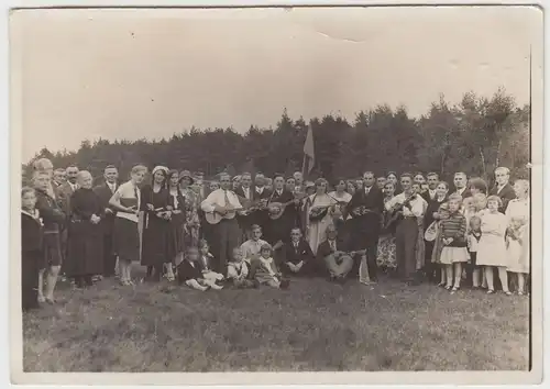 (F20341) Orig. Foto große Personengruppe mit Musikinstrumenten im Freien 1930er