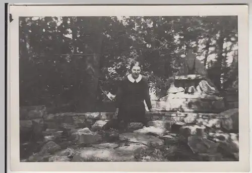 (F20338) Orig. Foto Frau vor Steingebilde, Kamin, Altar 1930er