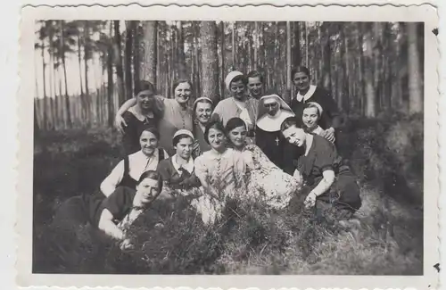 (F20334) Orig. Foto Frauen, Schwestern, Nonnen im Wald 1930er