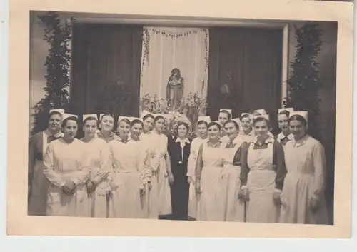 (F20332) Orig. Foto Schwestern vor Madonna, Diakonie o.ä. 1930er