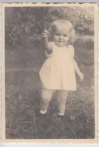 (F20326) Orig. Foto kleines Mädchen im Freien 1947