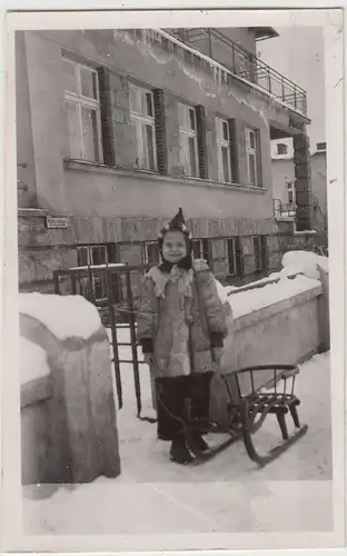 (F20324) Orig. Foto Rabka-Zdrój, Kind mit Schlitten vor Wohnhaus 1943