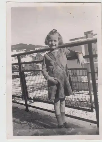 (F20322) Orig. Foto Rabka-Zdrój, Mädchen auf Balkon eines Wohnhauses 1943