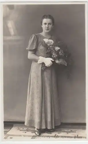 (F2032) Orig. Foto junge Frau mit Blumenstrauß, Kabinettfoto, 1939