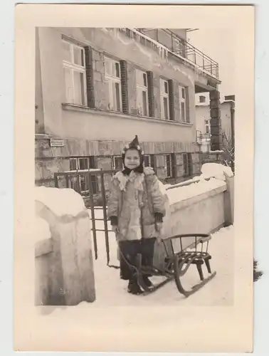 (F20319) Orig. Foto Rabka-Zdrój, Kind m. Pelzmantel u. Schlitten am Haus 1943