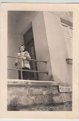 (F20318) Orig. Foto Rabka-Zdrój, Kind m. Pelzmantel am Haus 1943