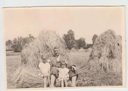 (F20315) Orig. Foto Herr und Mädchen auf Getreidegarbe im Feld, Rogó?no 1943