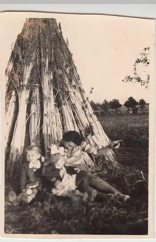 (F20314) Orig. Foto Frau und Mädchen an Getreidepuppe 1943
