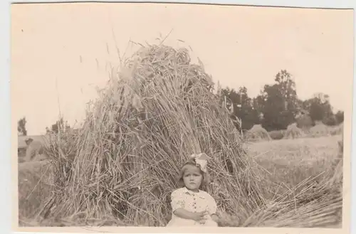 (F20310) Orig. Foto Mädchen auf Getreidegarbe im Feld, Rogó?no 1943