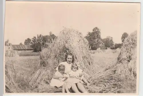 (F20309) Orig. Foto Frau und Mädchen auf Getreidegarbe im Feld, Rogó?no 1943