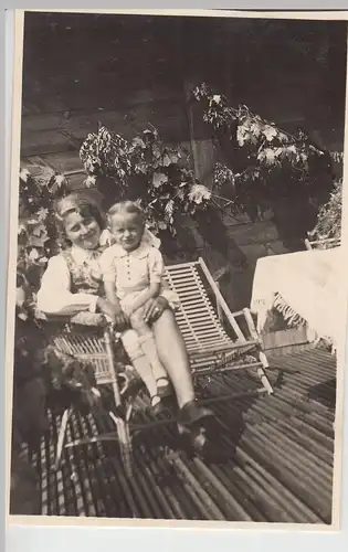 (F20307) Orig. Foto Frau und Mädchen auf der Veranda 1943