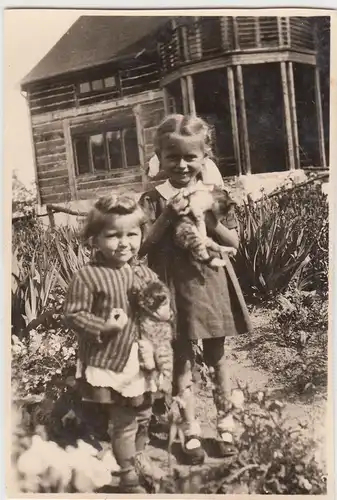 (F20306) Orig. Foto kleine Mädchen m. Kätzchen im Garten, Haus in Rogó?no 1943