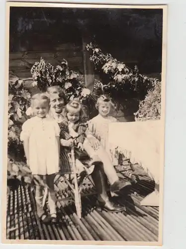 (F20305) Orig. Foto Frau und Mädchen auf der Veranda 1943
