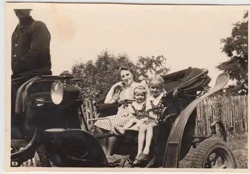 (F20303) Orig. Foto Frau und Mädchen sitzen in Pferdekutsche 1943