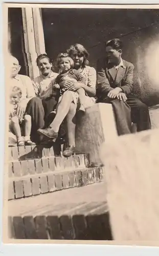 (F20301) Orig. Foto Personen auf der Treppe am Haus 1943