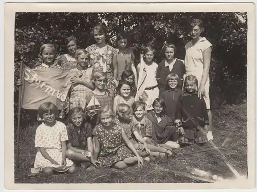 (F2030) Orig. Foto Mädchen-Gruppe a. Insel Rügen, mit Fahne "Sturmvögel"
