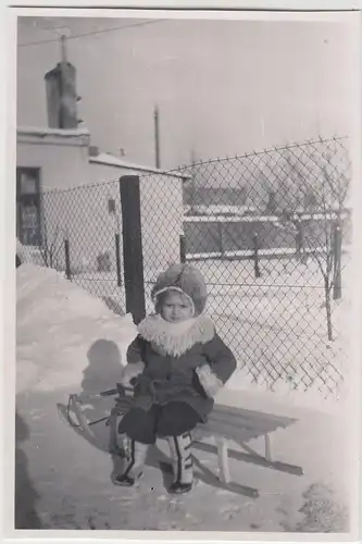 (F20297) Orig. Foto Mädchen sitzt auf Schlitten, Litzmannstadt im Winter 1943