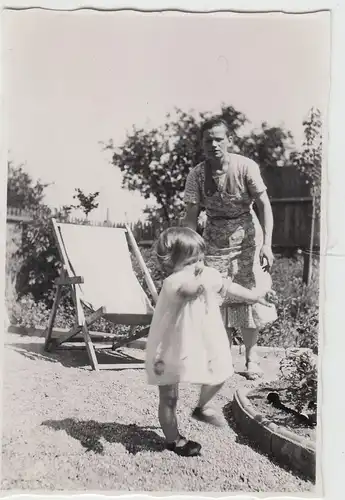 (F20293) Orig. Foto Frau m. Kleinkind im Garten, Litzmannstadt 1942