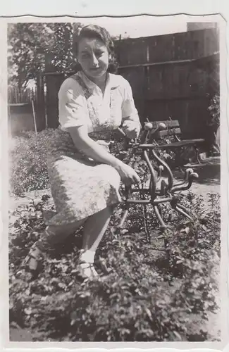 (F20291) Orig. Foto junge Frau arbeitet im Garten 1942